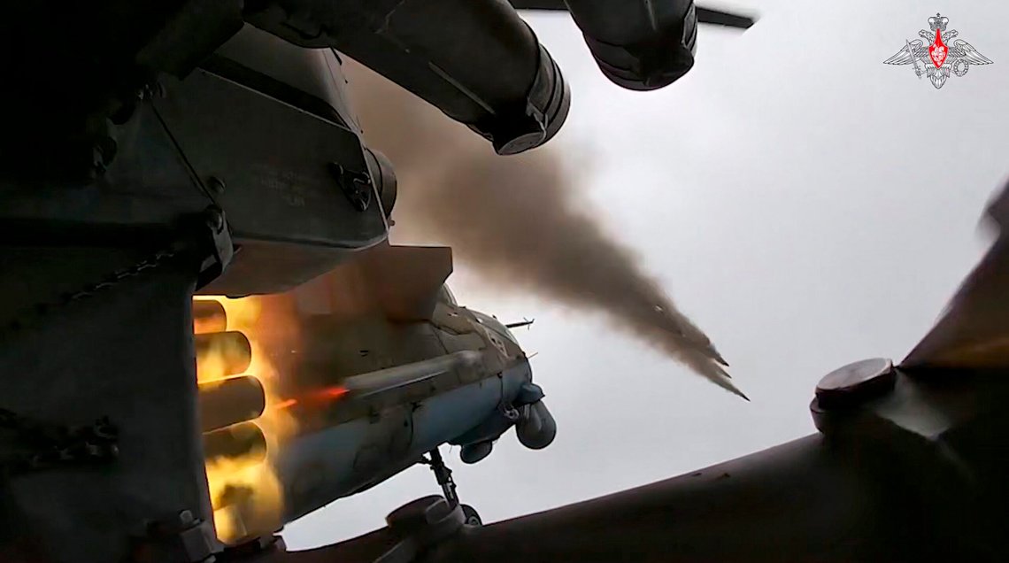 Et russisk MI-35M-helikopter avfyrer raketter mot en ukrainsk posisjon i grenseområdet mellom Russland og Ukraina i Kursk-regionen i Russland. Foto: Det russiske forsvarsdepartementets pressetjeneste/ AP/ NTB Et russisk MI-35M-helikopter avfyrer raketter mot en ukrainsk posisjon i grenseområdet mellom Russland og Ukraina i Kursk-regionen i Russland. Foto: Det russiske forsvarsdepartementets pressetjeneste/ AP/ NTB