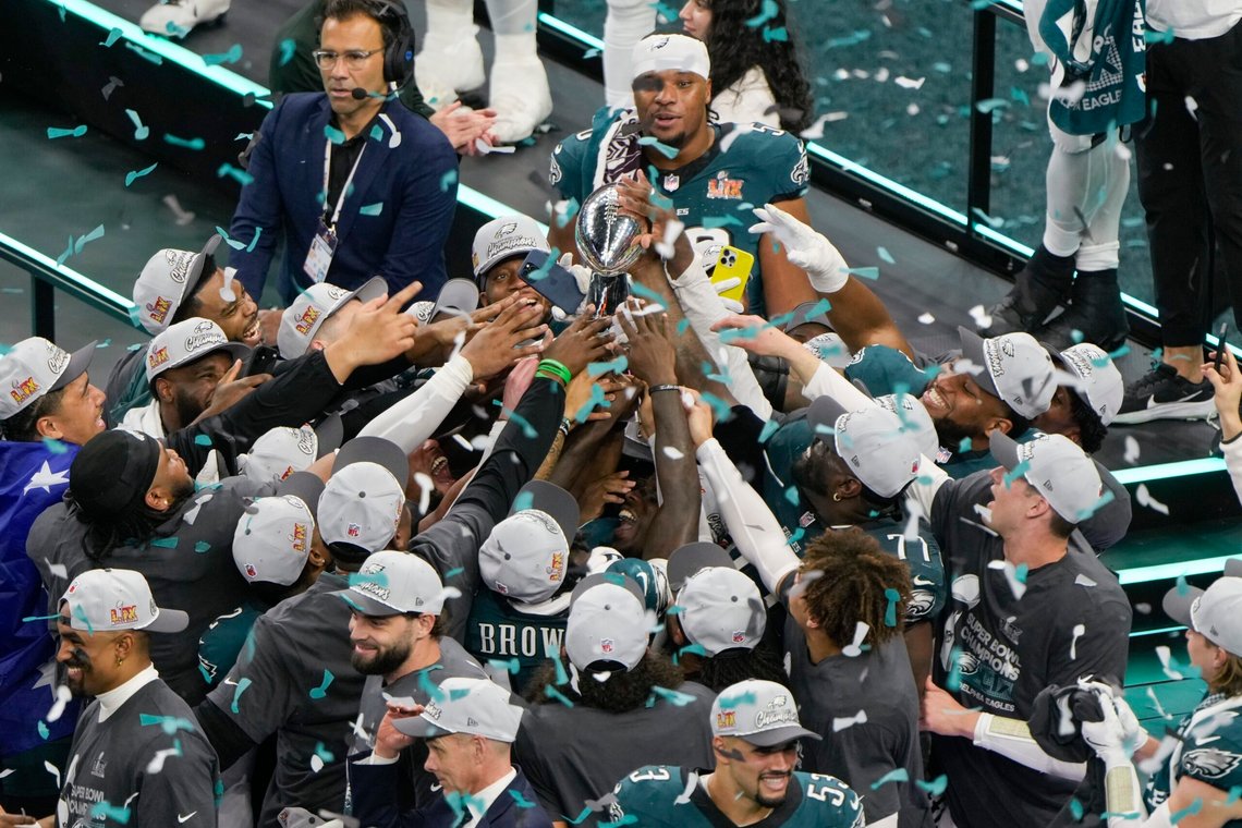 Philadelphia Eagles med Lombardi-trofeet etter søndagens superbowlseier. Foto: Charlie Riedel, AP / NTB Philadelphia Eagles med Lombardi-trofeet etter søndagens superbowlseier. Foto: Charlie Riedel, AP / NTB