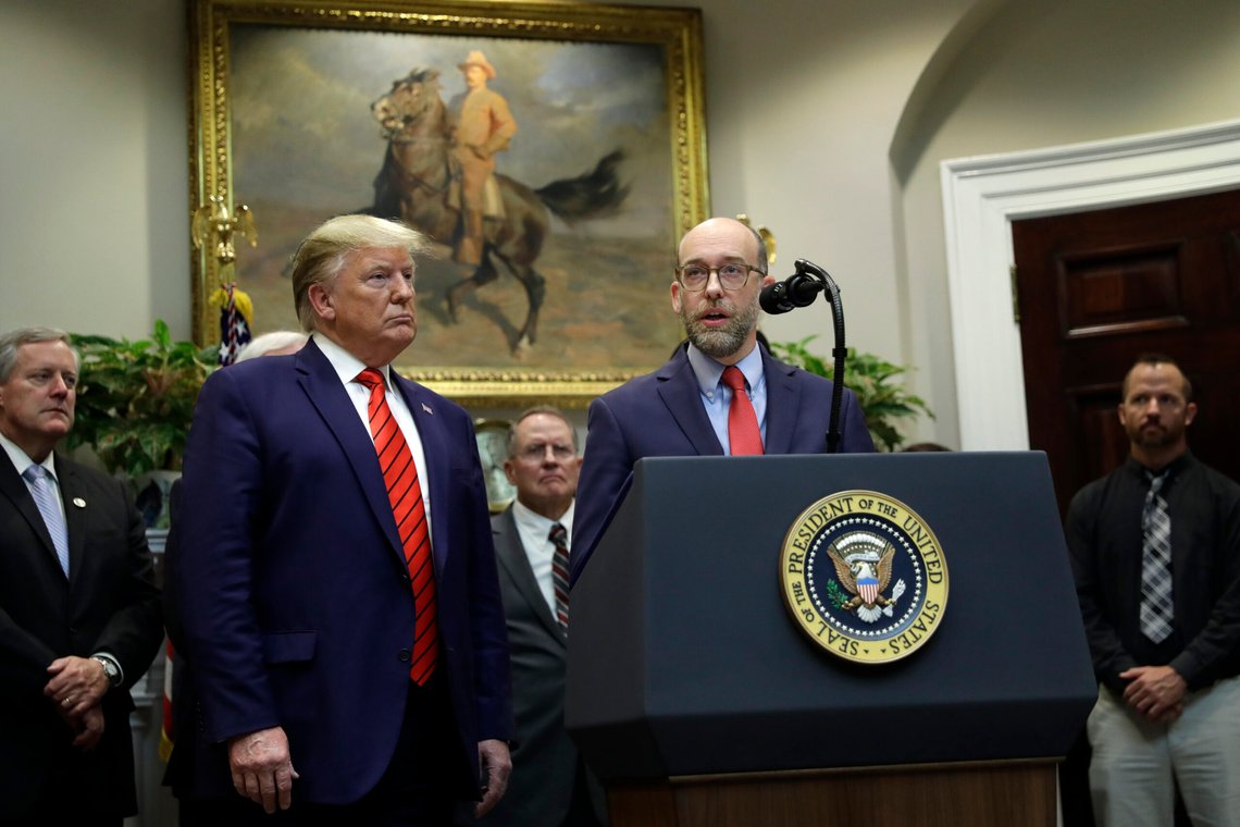 Russ Vought fikk sitt pass påskrevet av Hilde Sandvik i Aftenposten: "Han er selverklært kristennasjonalist og ønsker å bygge et nytt teokrati: et USA der presidentmakten styrkes og rettsvesenet og forvaltningen underlegges kristenideologisk kontroll. Der homofile og kvinners rettigheter rulles tilbake og klassiske kjønnsroller hylles som «bibelske» idealer. Det er ikke bare bakstreversk. Det er fascistoid." . (AP Photo/Evan Vucci, File) Russ Vought fikk sitt pass påskrevet av Hilde Sandvik i Aftenposten: "Han er selverklært kristennasjonalist og ønsker å bygge et nytt teokrati: et USA der presidentmakten styrkes og rettsvesenet og forvaltningen underlegges kristenideologisk kontroll. Der homofile og kvinners rettigheter rulles tilbake og klassiske kjønnsroller hylles som «bibelske» idealer. Det er ikke bare bakstreversk. Det er fascistoid." . (AP Photo/Evan Vucci, File)