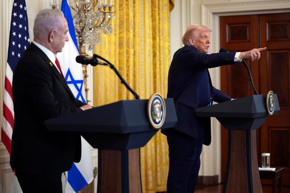 Trump kom med det overraskende utspillet under en pressekonferanse sammen med Israels statsminister Benjamin Netanyahu tirsdag. Foto: AP/Evan Vucci/NTB Trump kom med det overraskende utspillet under en pressekonferanse sammen med Israels statsminister Benjamin Netanyahu tirsdag. Foto: AP/Evan Vucci/NTB