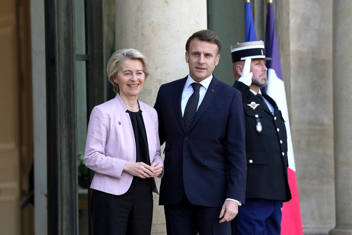 Ursula von der Leyen ble mandag tatt imot av Frankrikes president Emmanuel Macron før toppmøtet i Paris. Europas håp i et nøtteskall. Foto: Aurelien Morissard / AP / NTB Ursula von der Leyen ble mandag tatt imot av Frankrikes president Emmanuel Macron før toppmøtet i Paris. Europas håp i et nøtteskall. Foto: Aurelien Morissard / AP / NTB
