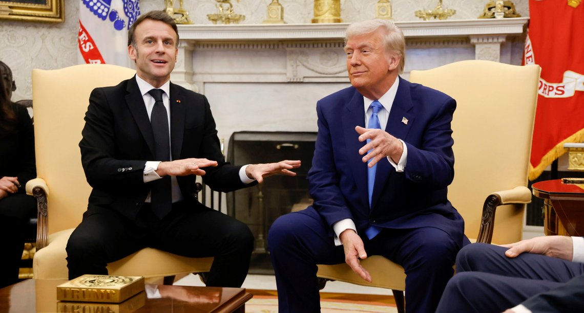 Frankrikes president Emmanuel Macron taler mens president Donald Trump lytter under et møte i Det ovale kontoret i Det hvite hus i Washington, mandag 24. februar 2025. Foto: Ludovic Marin / Pool via AP / NTB. Frankrikes president Emmanuel Macron taler mens president Donald Trump lytter under et møte i Det ovale kontoret i Det hvite hus i Washington, mandag 24. februar 2025. Foto: Ludovic Marin / Pool via AP / NTB.
