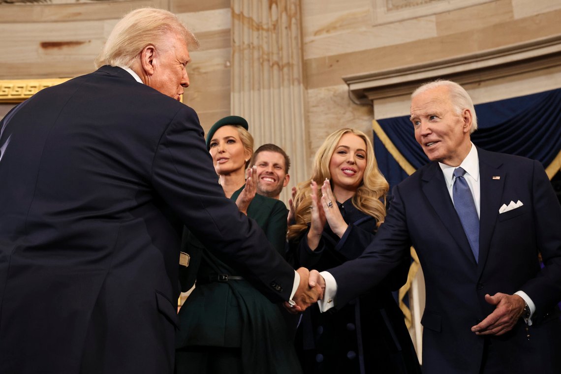 Donald Trump (til venstre) hilser på Joe Biden under presidentinnsettelsen 20. januar. Foto: Chip Somodevilla / Pool via AP / NTB Donald Trump (til venstre) hilser på Joe Biden under presidentinnsettelsen 20. januar. Foto: Chip Somodevilla / Pool via AP / NTB