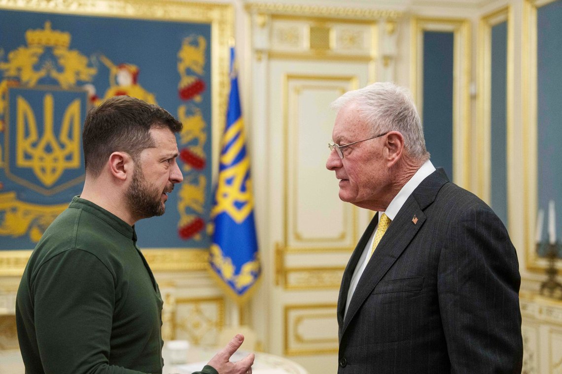 Ukrainas president Volodymyr Zelenskyj er ennå ikke klar til å signere en avtale med USA om sjeldne jordarter, her med USA-utsending Keith Kellogg. Foto: Jevhen Maloletka / AP / NTB Ukrainas president Volodymyr Zelenskyj er ennå ikke klar til å signere en avtale med USA om sjeldne jordarter, her med USA-utsending Keith Kellogg. Foto: Jevhen Maloletka / AP / NTB