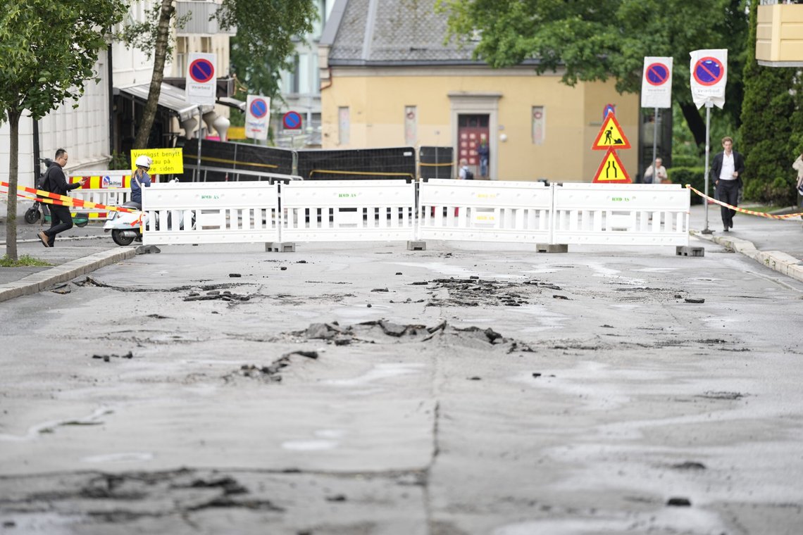 Mye nedbør er ikke bra for asfalten i Parkveien i Oslo. Men elbiler og -busser er medansvarlig, mener Bymiljøetaten. Foto: Beate Oma Dahle / NTB Mye nedbør er ikke bra for asfalten i Parkveien i Oslo. Men elbiler og -busser er medansvarlig, mener Bymiljøetaten. Foto: Beate Oma Dahle / NTB