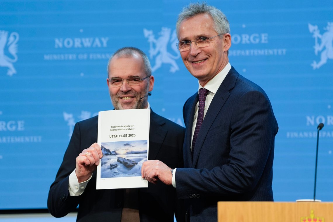 Oslo 20250206.
Professor Ragnar Torvik overleverer en rapport fra Finanspolitikkutvaleget til finansminister Jens Stoltenberg (Ap).
Foto: Lise Åserud / NTB Oslo 20250206.
Professor Ragnar Torvik overleverer en rapport fra Finanspolitikkutvaleget til finansminister Jens Stoltenberg (Ap).
Foto: Lise Åserud / NTB