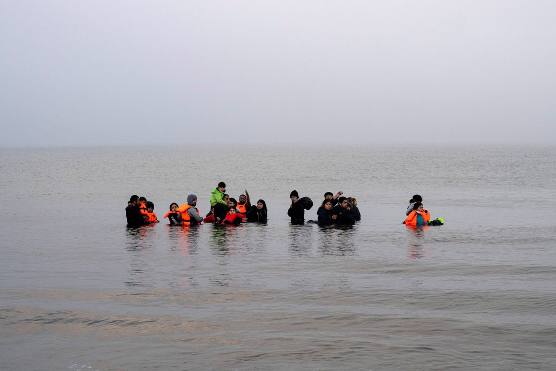En gruppe kurdiske flyktninger og migranter fra Iran og Irak som ble oppdaget av fransk politi før de greide å ta seg til Storbritannia i mai i fjor. Foto: Bernat Armangue / AP / NTB En gruppe kurdiske flyktninger og migranter fra Iran og Irak som ble oppdaget av fransk politi før de greide å ta seg til Storbritannia i mai i fjor. Foto: Bernat Armangue / AP / NTB