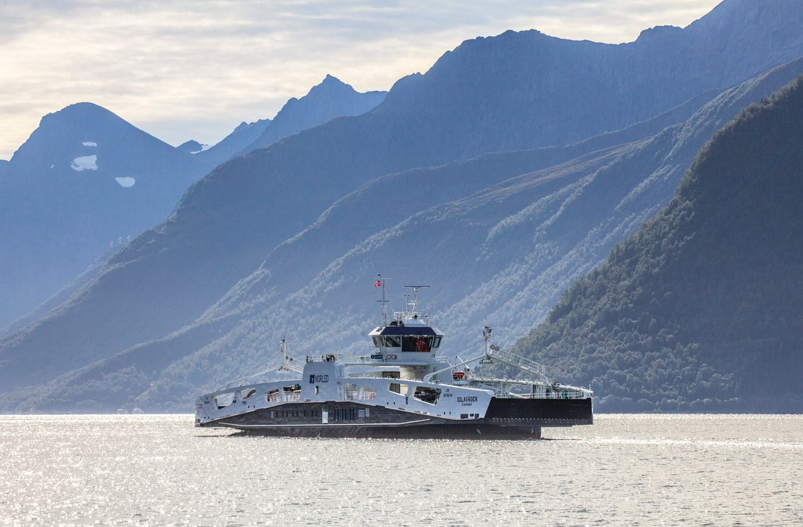 Solavågen 20200917 Bilfergen MF "Solavågen" fra Norled, trafikkerer ruten Solavågen - Festøya i Møre og Romsdal
Fergen har dieslelektrisk hybriddrift. Batteridrift, elferge, batteriferge. Foto: Halvard Alvik / NTB Solavågen 20200917 Bilfergen MF "Solavågen" fra Norled, trafikkerer ruten Solavågen - Festøya i Møre og Romsdal
Fergen har dieslelektrisk hybriddrift. Batteridrift, elferge, batteriferge. Foto: Halvard Alvik / NTB