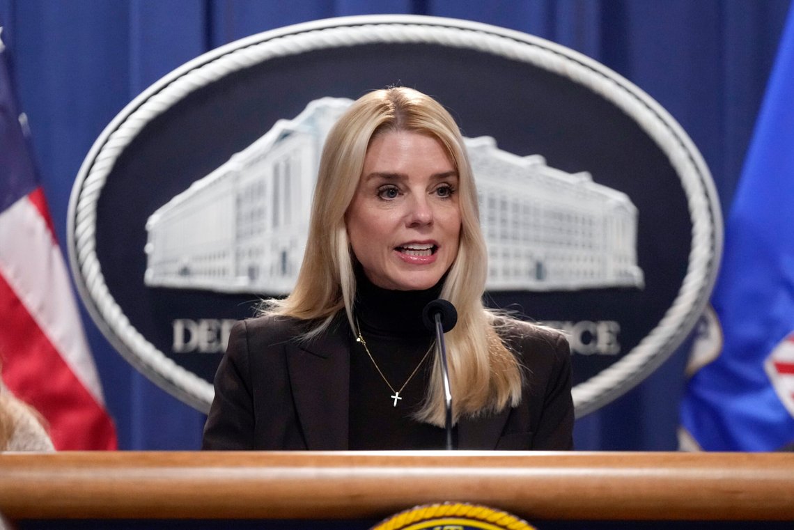 Justisminister i USA, Pam Bondi, har anlagt søksmål mot delstaten New York og guvernøren Kathy Hochul, samt justisminister Letitia James, for å ha unnlatt å etterleve føderal lov ved å skjule illegale immigranter. Foto: AP/Ben Curtis/NTB Justisminister i USA, Pam Bondi, har anlagt søksmål mot delstaten New York og guvernøren Kathy Hochul, samt justisminister Letitia James, for å ha unnlatt å etterleve føderal lov ved å skjule illegale immigranter. Foto: AP/Ben Curtis/NTB