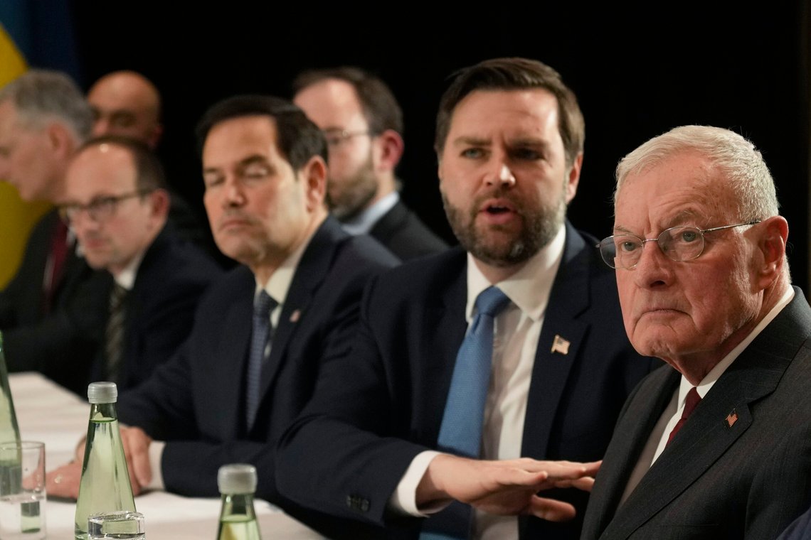USAs Ukraina-utsending Keith Kellogg (t.h.) sier Europa vil bli ekskludert fra fredssamtalene om Ukraina. Her fotografert sammen med USAs visepresident J.D. Vance og utenriksminister Marco Rubio på et møte med Ukrainas president Volodymyr Zelenskyj i München fredag. Foto: Matthias Schrader / AP / NTB USAs Ukraina-utsending Keith Kellogg (t.h.) sier Europa vil bli ekskludert fra fredssamtalene om Ukraina. Her fotografert sammen med USAs visepresident J.D. Vance og utenriksminister Marco Rubio på et møte med Ukrainas president Volodymyr Zelenskyj i München fredag. Foto: Matthias Schrader / AP / NTB
