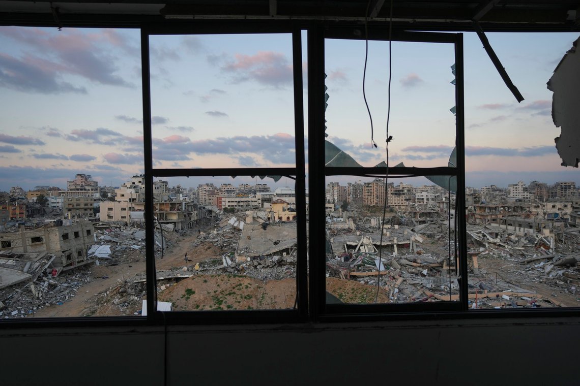 Utsikt over et område i Gaza by som ble ødelagt under kampene mellom den israelske hæren og Hamas, i Gaza by, tirsdag 4. februar 2025. Trump vil ta over område og bygge et paradis ved Middelhavet. Foto: AP /Abdel Kareem Hana/ NTB Utsikt over et område i Gaza by som ble ødelagt under kampene mellom den israelske hæren og Hamas, i Gaza by, tirsdag 4. februar 2025. Trump vil ta over område og bygge et paradis ved Middelhavet. Foto: AP /Abdel Kareem Hana/ NTB
