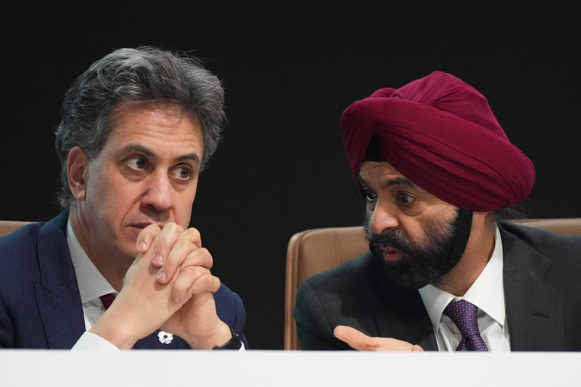Ed Miliband på CO29 i Baku, her i samtale med Verdensbankens president Ajay Banga. Foto: AP /Sergei Grits/ NTB Ed Miliband på CO29 i Baku, her i samtale med Verdensbankens president Ajay Banga. Foto: AP /Sergei Grits/ NTB