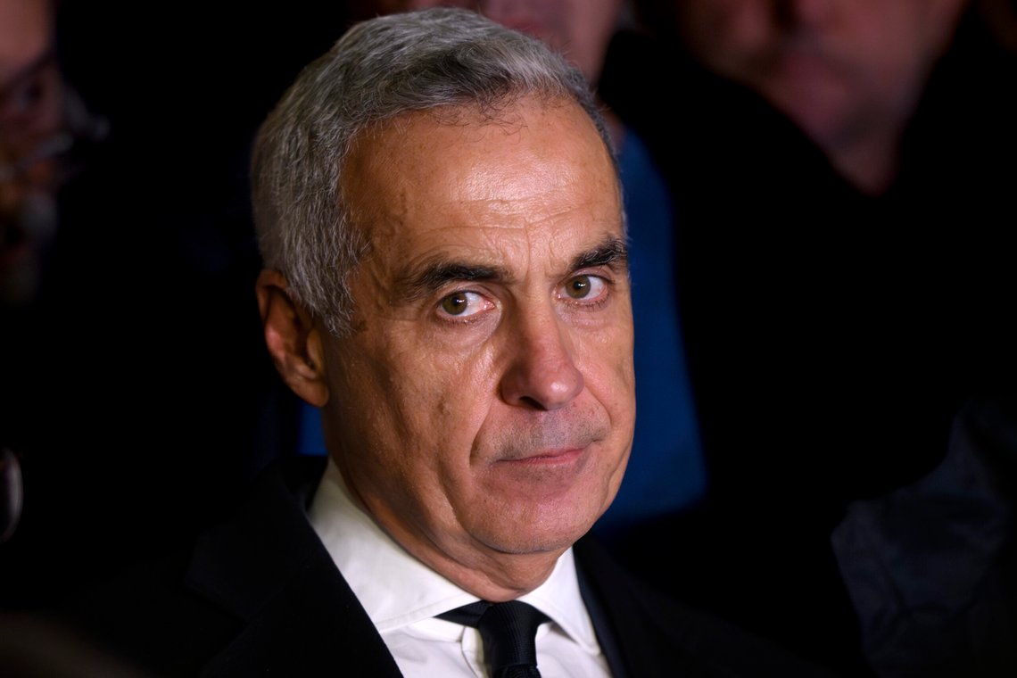 Calin Georgescu, som vant første runde i det rumenske presidentvalget på svært overraskende vis, ble pågrepet i Bucuresti onsdag. Valget ble senere underkjent og skal holdes på nytt. Det er uklart om Georgescu får stille. Foto: Alexandry Dobre / AP / NTB Calin Georgescu, som vant første runde i det rumenske presidentvalget på svært overraskende vis, ble pågrepet i Bucuresti onsdag. Valget ble senere underkjent og skal holdes på nytt. Det er uklart om Georgescu får stille. Foto: Alexandry Dobre / AP / NTB