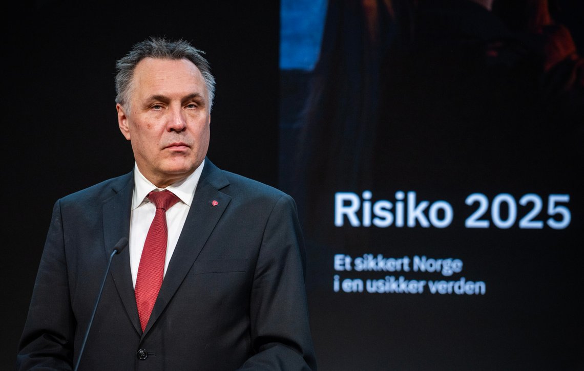 Oslo 20250205.
Forsvarsminister Tore Sandvik innleder når Etterretningstjenesten, Politiets sikkerhetstjeneste og Nasjonal sikkerhetsmyndighet legger frem sine åpne trussel- og risikovurderinger.
Foto: Ole Berg-Rusten / NTB Oslo 20250205.
Forsvarsminister Tore Sandvik innleder når Etterretningstjenesten, Politiets sikkerhetstjeneste og Nasjonal sikkerhetsmyndighet legger frem sine åpne trussel- og risikovurderinger.
Foto: Ole Berg-Rusten / NTB