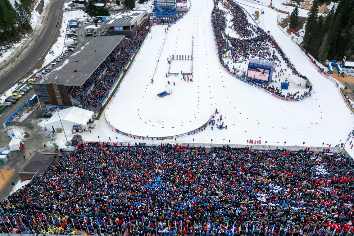 Tusenvis er for tida samlet til ski-VM i Trondheim. PST trekker fram sportsarrangementer som mulige mål for terror i en ny trusselvurdering for folkemengder. Foto: Gorm Kallestad / NTB Tusenvis er for tida samlet til ski-VM i Trondheim. PST trekker fram sportsarrangementer som mulige mål for terror i en ny trusselvurdering for folkemengder. Foto: Gorm Kallestad / NTB