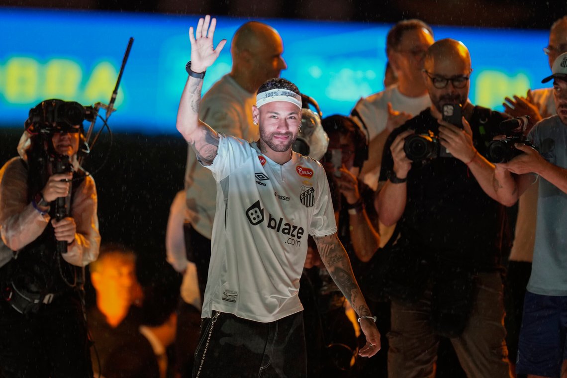 Brazilian soccer player Neymar, center, waves to fans during his presentation ceremony after signing a six-month contract with Santos FC at Vila Belmiro Stadium in Santos, Brazil, Friday, Jan. 31, 2025. (AP Photo/Andre Penner) Brazilian soccer player Neymar, center, waves to fans during his presentation ceremony after signing a six-month contract with Santos FC at Vila Belmiro Stadium in Santos, Brazil, Friday, Jan. 31, 2025. (AP Photo/Andre Penner)