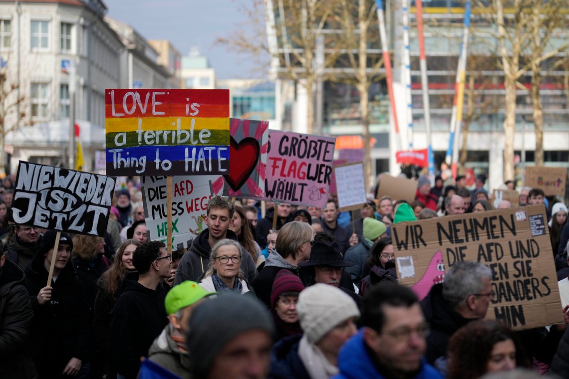 Demonstranter i Heidenheim protesterte mot partiet AfD, som gjør det bra på meningsmålinger før valget i Tyskland. Foto: Matthias Schrader / AP / NTB Demonstranter i Heidenheim protesterte mot partiet AfD, som gjør det bra på meningsmålinger før valget i Tyskland. Foto: Matthias Schrader / AP / NTB
