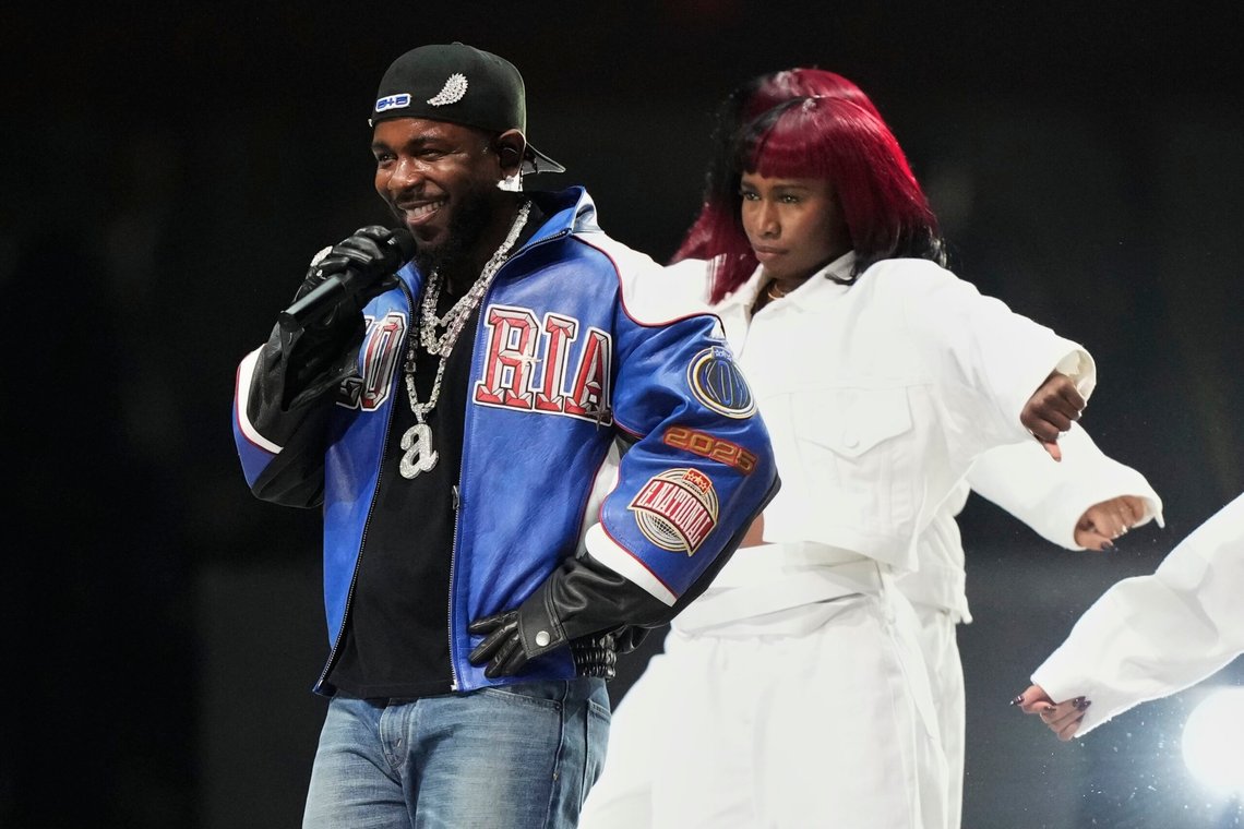 Kendrick Lamar er neppe en Trump-fan, men han stilte i de amerikanske fargene i pauseunderholdningen på Super Bowl. Foto: Brynn Anderson / AP / NTB Kendrick Lamar er neppe en Trump-fan, men han stilte i de amerikanske fargene i pauseunderholdningen på Super Bowl. Foto: Brynn Anderson / AP / NTB