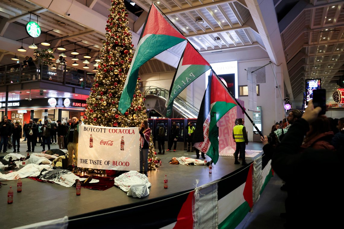 Oslo 20241217.
Aksjonsgruppa for Palestina holder en "die in-aksjon" på Oslo S ved Coca-Colas reklame tirsdag.
Foto: Amanda Pedersen Giske / NTB Oslo 20241217.
Aksjonsgruppa for Palestina holder en "die in-aksjon" på Oslo S ved Coca-Colas reklame tirsdag.
Foto: Amanda Pedersen Giske / NTB