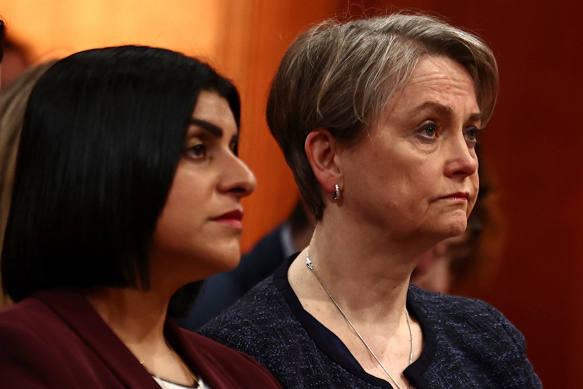 Innenriksminister Yvette Cooper avbildet med justisminister Shabana Mahmood under en pressekonferanse etter dommen for Stockport-drapene, som skjedde på deres vakt. Foto: AP /Henry Nicholls/ NTB Innenriksminister Yvette Cooper avbildet med justisminister Shabana Mahmood under en pressekonferanse etter dommen for Stockport-drapene, som skjedde på deres vakt. Foto: AP /Henry Nicholls/ NTB