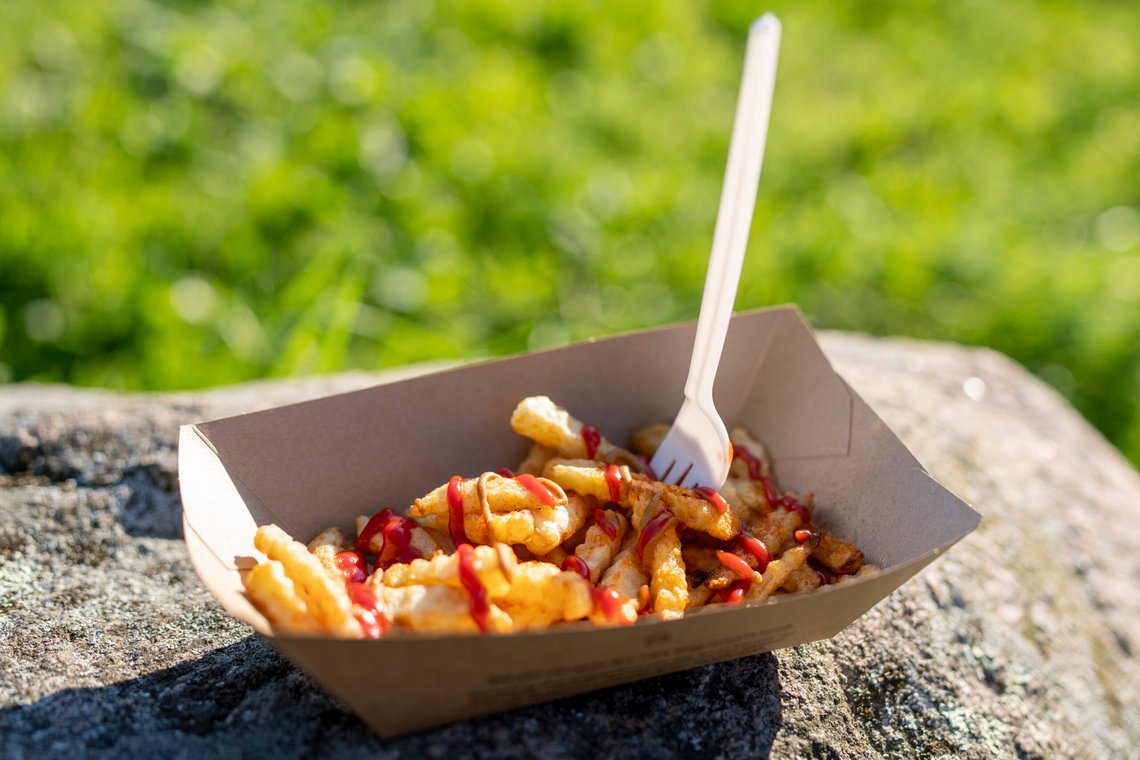 Oslo 20210629.
Fra 3. juli 2021 forbyr regjeringen engangsartikler av plast som bestikk, tallerkener og sugerør. Pommes frites med ketchup. Plastgaffel.
Foto: Fredrik Hagen / NTB Oslo 20210629.
Fra 3. juli 2021 forbyr regjeringen engangsartikler av plast som bestikk, tallerkener og sugerør. Pommes frites med ketchup. Plastgaffel.
Foto: Fredrik Hagen / NTB