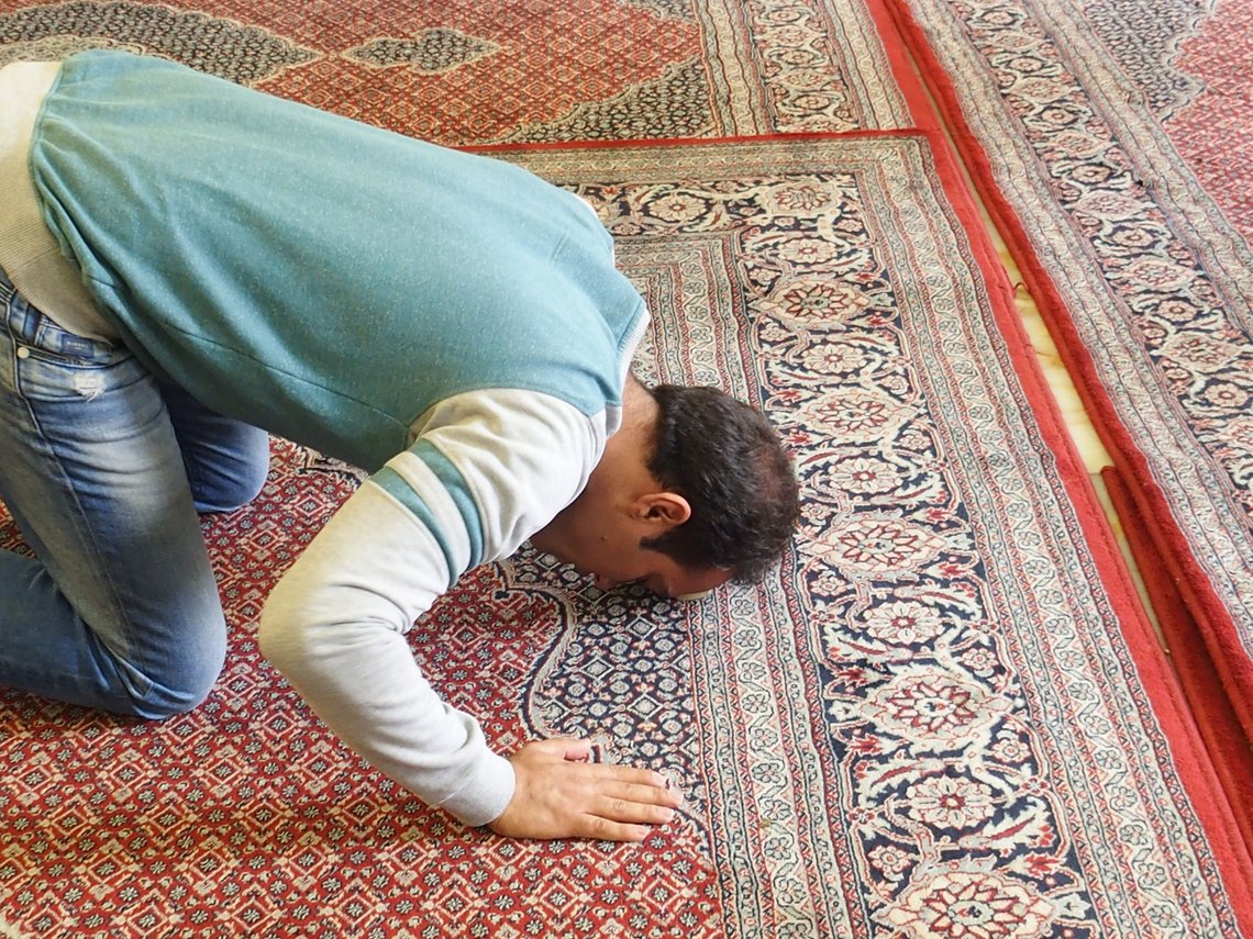 Er dette en muslim, eller er det en europeisk politiker som kneler foran de nye majestetene? Foto: Pixabay Er dette en muslim, eller er det en europeisk politiker som kneler foran de nye majestetene? Foto: Pixabay