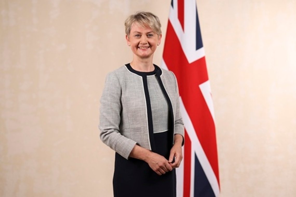 Labour-regjeringen synker stadig lavere. Her ved innenriksminister Yvette Cooper. Foto: Lauren Hurley/ No 10 Downing Street/ Gov.UK Labour-regjeringen synker stadig lavere. Her ved innenriksminister Yvette Cooper. Foto: Lauren Hurley/ No 10 Downing Street/ Gov.UK
