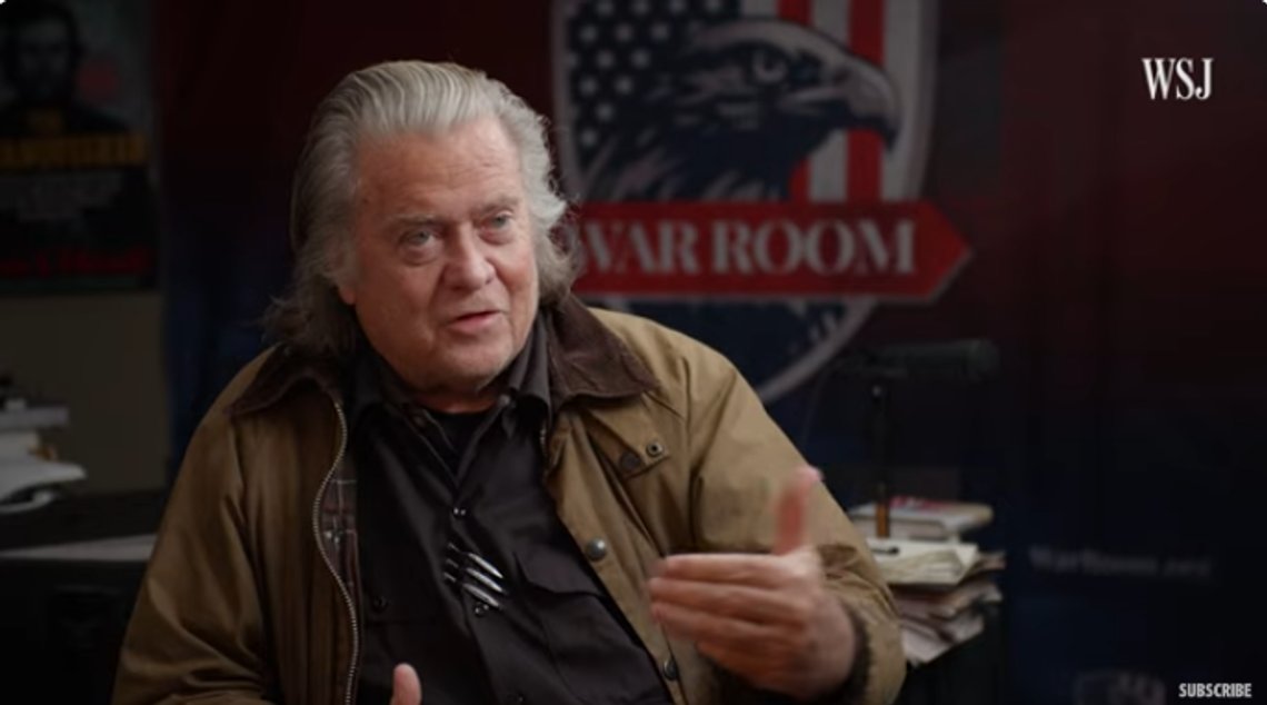 Steve Bannon, tidligere rådgiver for Trump og nå en populært vert for «War Room», intervjues av WSJ. Stillbilde YouTube. Steve Bannon, tidligere rådgiver for Trump og nå en populært vert for «War Room», intervjues av WSJ. Stillbilde YouTube.