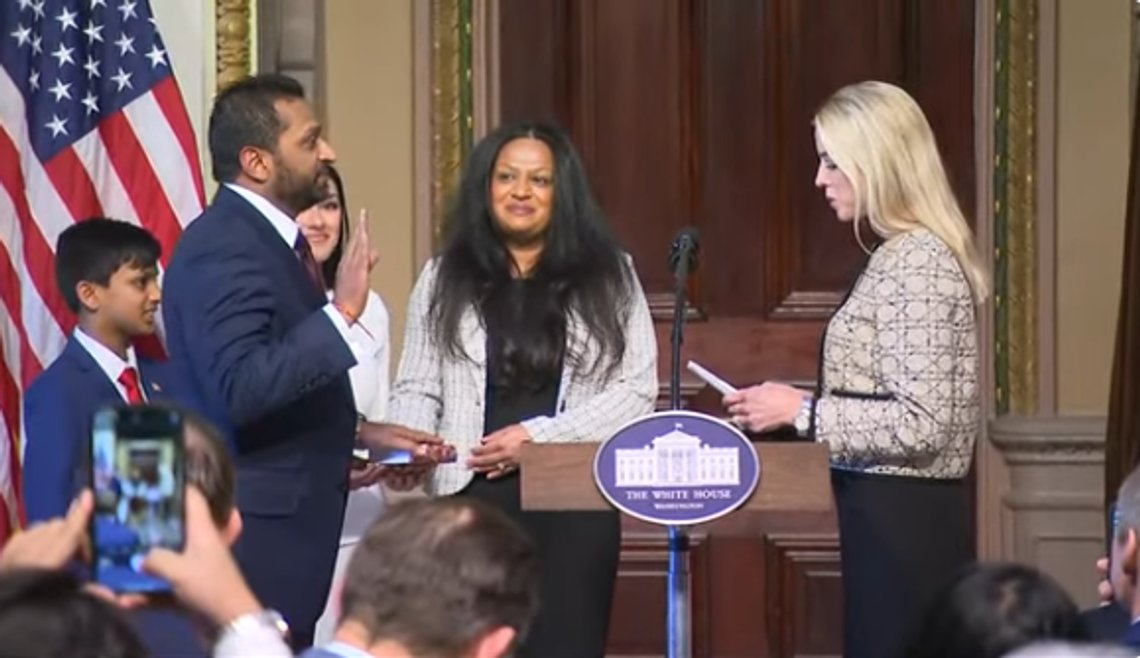 Kash Patel sverges inn som ny sjef av FBI av sin general Pam Bondi. Stillbilde video Kash Patel sverges inn som ny sjef av FBI av sin general Pam Bondi. Stillbilde video