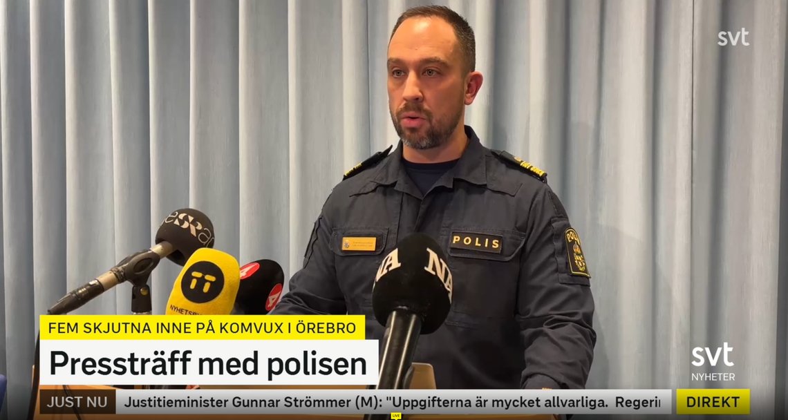 PRESSEKONFERANSE: Politiet kom med få, med viktige opplysninger om det som hadde skjedd i en pressekonferanse ved lokal politisjef Roberto Eid Forest. PRESSEKONFERANSE: Politiet kom med få, med viktige opplysninger om det som hadde skjedd i en pressekonferanse ved lokal politisjef Roberto Eid Forest.