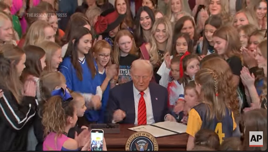 USAs president Donald J. Trump signerer en presidentordre som forbyr menn fra å konkurrere i kvinneidrett. Stillbilde YouTube/ AP USAs president Donald J. Trump signerer en presidentordre som forbyr menn fra å konkurrere i kvinneidrett. Stillbilde YouTube/ AP