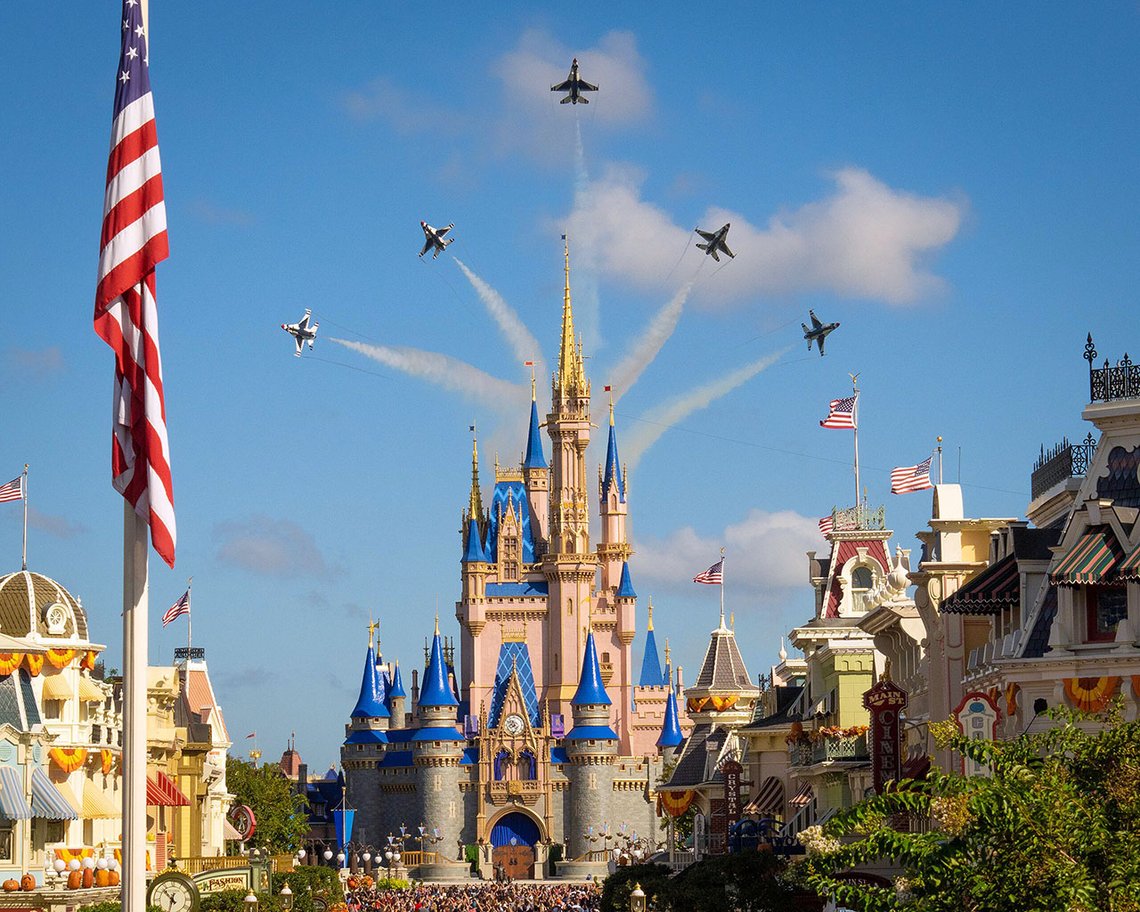 U.S. Air Force Thunderbirds flyr over Askepott-slottet i Magic Kingdom Park, Walt Disney World Resort, Florida. Foto: Tech. Sgt. Andrew Burdette U.S. Air Force Thunderbirds flyr over Askepott-slottet i Magic Kingdom Park, Walt Disney World Resort, Florida. Foto: Tech. Sgt. Andrew Burdette