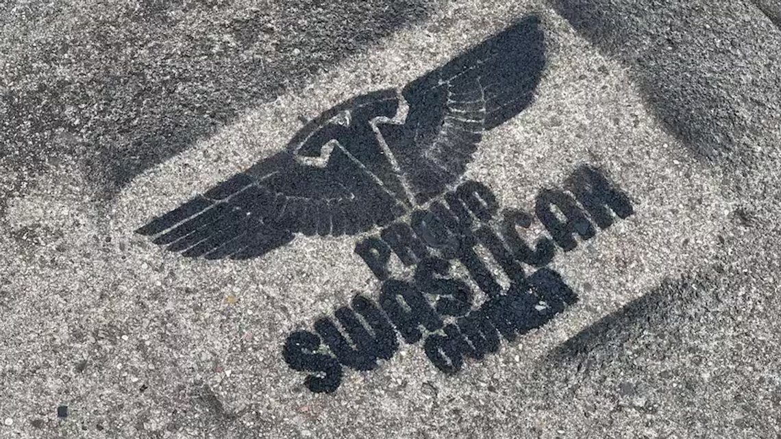 Logoen til den Elon Musk-eide elbilprodusenten Tesla lagt over et nazisymbol. Foto: Privat. Logoen til den Elon Musk-eide elbilprodusenten Tesla lagt over et nazisymbol. Foto: Privat.