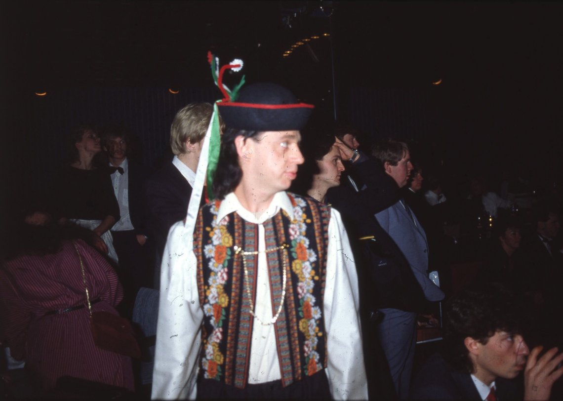 Artikkelforfatteren på spellemannsfest i ungarsk folkedrakt 7. januar 1984. Sæmund Fiskvik våget ikke å nekte ham adgang. (Foto: Privat) Artikkelforfatteren på spellemannsfest i ungarsk folkedrakt 7. januar 1984. Sæmund Fiskvik våget ikke å nekte ham adgang. (Foto: Privat)