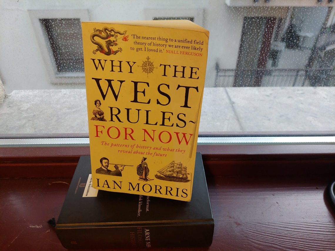 Why the West Rules -for Now, sirlig plassert i vinduskarmen i en leilighet i Budapest. Foto: Document Why the West Rules -for Now, sirlig plassert i vinduskarmen i en leilighet i Budapest. Foto: Document