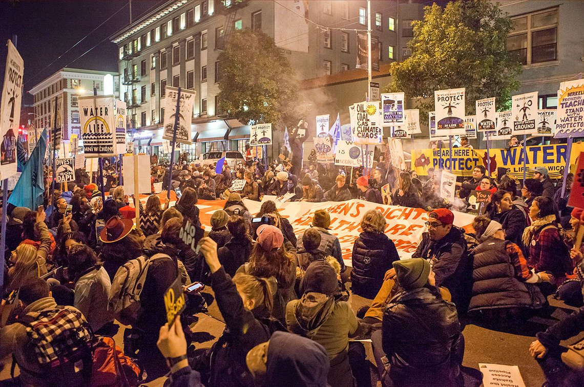 Demonstrasjon mot Dakota Access Pipeline i San Francisco januar 2017. Foto: Pax Ahimsa Gethen CC BY-SA 4.0 Demonstrasjon mot Dakota Access Pipeline i San Francisco januar 2017. Foto: Pax Ahimsa Gethen CC BY-SA 4.0