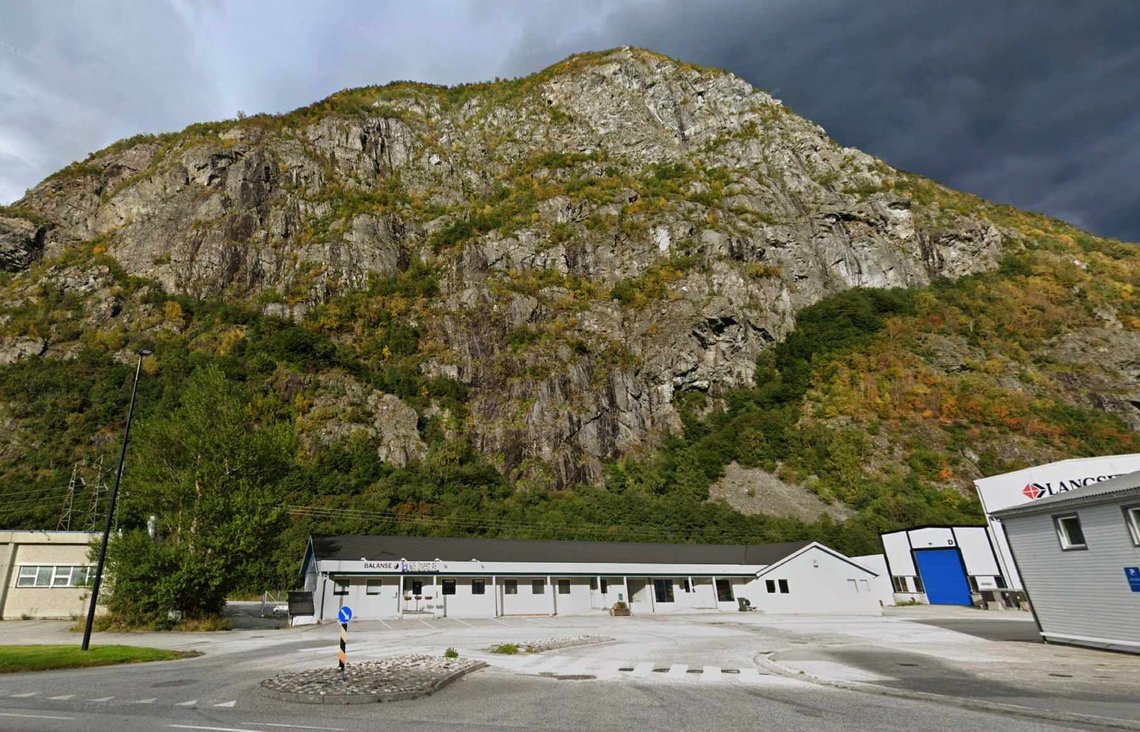 Al-Taqwa-moskeen ligger i dette bygget på Sunndalsøra, rett ved Hydros aluminiumsverk. (Foto: Google.) Al-Taqwa-moskeen ligger i dette bygget på Sunndalsøra, rett ved Hydros aluminiumsverk. (Foto: Google.)