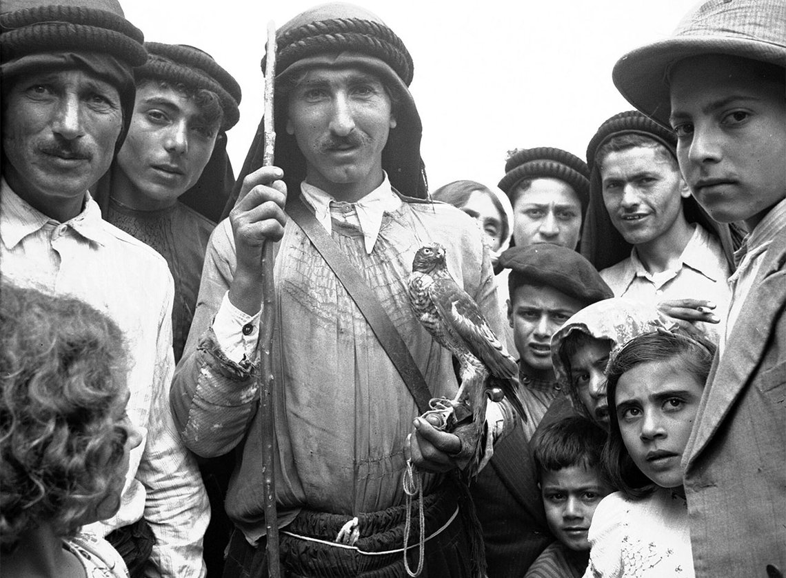 Alawittisk falkejeger i Banyas, Syria. Foto: Frank Hurley (1885–1962) Alawittisk falkejeger i Banyas, Syria. Foto: Frank Hurley (1885–1962)