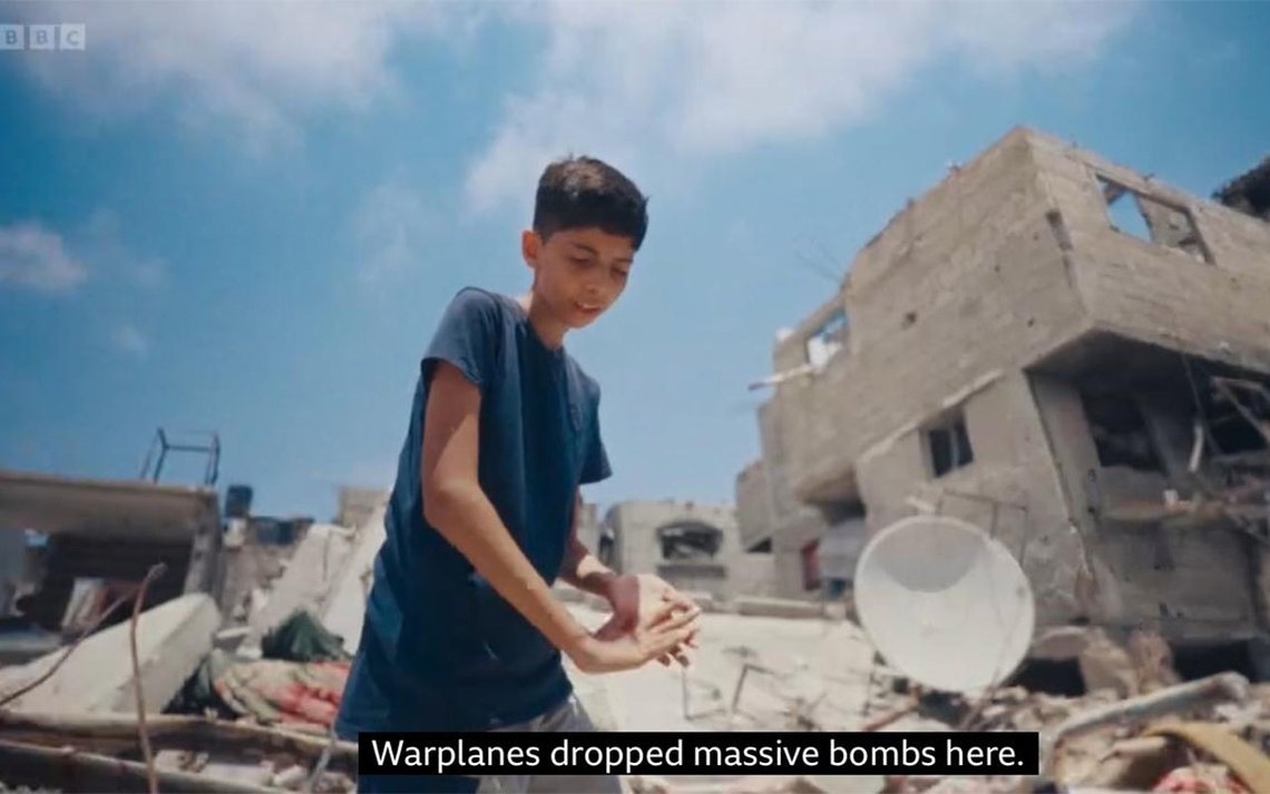 14-årige Abdullah Al-Yazouri er sønn av Ayman Al-Yazouri som tidligere satt i Hamas’styre. Bilde fra filmen, via Twitter/X 14-årige Abdullah Al-Yazouri er sønn av Ayman Al-Yazouri som tidligere satt i Hamas’styre. Bilde fra filmen, via Twitter/X