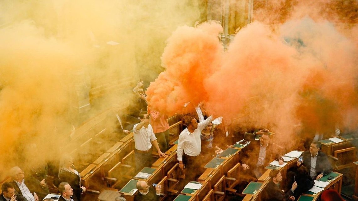Det ble bråk i Ungarns parlament i Budapest da regjeringspartiet Fidesz vedtok å forby Pride-parader. Foto: Facebook/ Máté Kocsis Det ble bråk i Ungarns parlament i Budapest da regjeringspartiet Fidesz vedtok å forby Pride-parader. Foto: Facebook/ Máté Kocsis