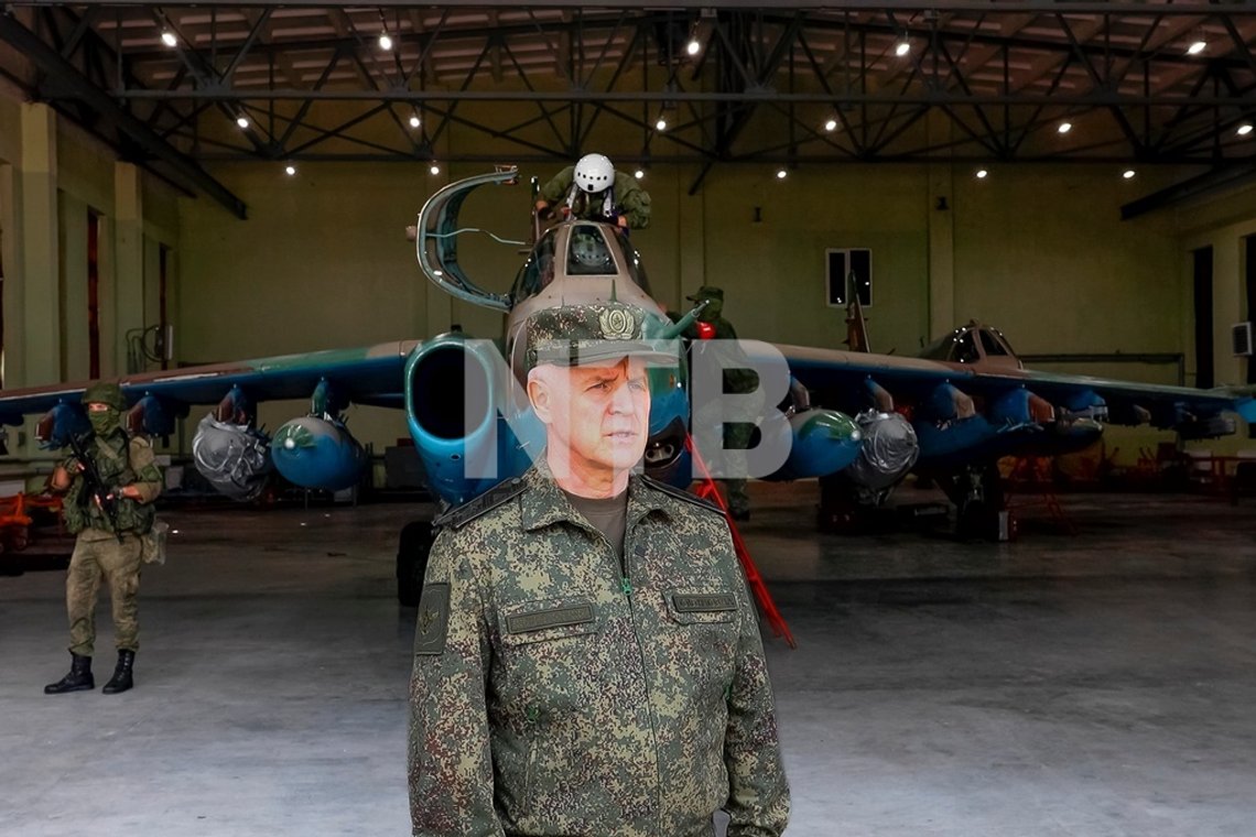 Generalløytnant Igor Kolesnikov, sjef for Russlands avdeling for atomvåpen, foran et hviterussisk bakkeangrepsfly før en øvelse med taktiske atomvåpen. (Foto: Det russiske forsvarsdepartementets/ AP/ NTB Generalløytnant Igor Kolesnikov, sjef for Russlands avdeling for atomvåpen, foran et hviterussisk bakkeangrepsfly før en øvelse med taktiske atomvåpen. (Foto: Det russiske forsvarsdepartementets/ AP/ NTB