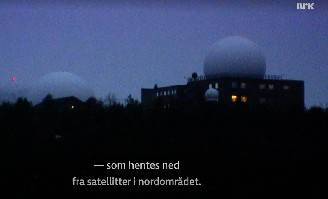 Satellittstasjonen Fauske II på Vetan utenfor Fauske ligger innenfor fotavtrykket til russiske satellitter i nord-sør-bane, og kan «stjele» dataene som russiske satellitter dumper under passering av den sentrale satellittstasjonen i Moskva. Den har også antenner som kan fange opp radiosignaler og annen elektronisk trafikk fra store deler av det nordvestlige Russland. Historien viser at stasjonen gjentatte ganger har vært sentral i USAs og Vestens krigføring på den sørlige halvkule, noe som forklarer hvorfor Norges militære etterretningstjeneste har en global rekkevidde. Hvis Ukraina utestenges fra amerikanske satellittdata – slik det nylig skjedde – havner regjeringen Støre høyst sannsynlig i et uløselig dilemma. (Skjermdump fra NRK Brennpunkts dokumentar «Hemmelige krigere» først sendt i 2002.) Satellittstasjonen Fauske II på Vetan utenfor Fauske ligger innenfor fotavtrykket til russiske satellitter i nord-sør-bane, og kan «stjele» dataene som russiske satellitter dumper under passering av den sentrale satellittstasjonen i Moskva. Den har også antenner som kan fange opp radiosignaler og annen elektronisk trafikk fra store deler av det nordvestlige Russland. Historien viser at stasjonen gjentatte ganger har vært sentral i USAs og Vestens krigføring på den sørlige halvkule, noe som forklarer hvorfor Norges militære etterretningstjeneste har en global rekkevidde. Hvis Ukraina utestenges fra amerikanske satellittdata – slik det nylig skjedde – havner regjeringen Støre høyst sannsynlig i et uløselig dilemma. (Skjermdump fra NRK Brennpunkts dokumentar «Hemmelige krigere» først sendt i 2002.)