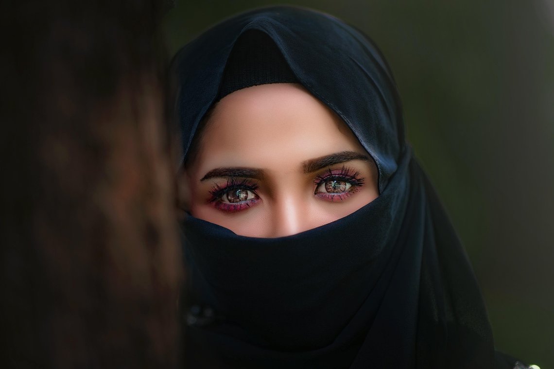 Det lille man ser er jo tiltrekkende, på et vis. Men hvis du får se denne kvinnen uten hijab bør du ikke ta et bilde. Da risikerer du snart straff i Storbritannia. Foto: Pixabay Det lille man ser er jo tiltrekkende, på et vis. Men hvis du får se denne kvinnen uten hijab bør du ikke ta et bilde. Da risikerer du snart straff i Storbritannia. Foto: Pixabay