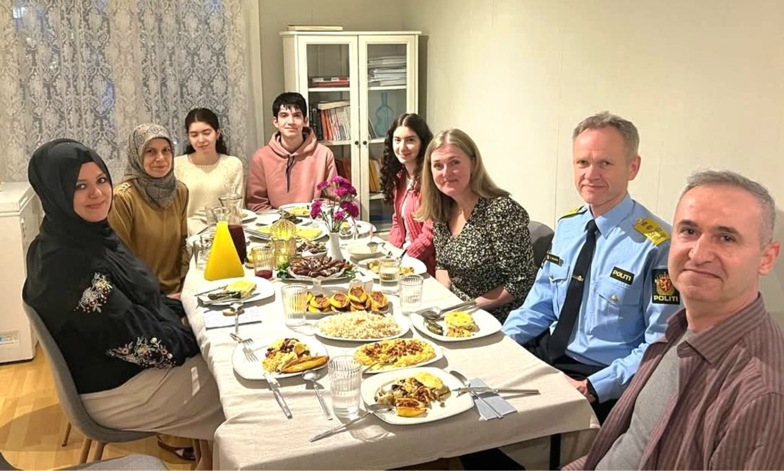 Takk til Håkon Skulstad og Sidsel Aarnes Linden, skrev Ramadangjest om sine iftargjester. Dvs Norges politdirektør og en rådgiver fra Politidirektoratet. Vi vet ikke hvem de andre er, ettersom Gülen-tyrkerne sjeldent blir omtalt med navn i reklamen for virksomheten. Skjemdump fra Ramadangjest på Facebook. Takk til Håkon Skulstad og Sidsel Aarnes Linden, skrev Ramadangjest om sine iftargjester. Dvs Norges politdirektør og en rådgiver fra Politidirektoratet. Vi vet ikke hvem de andre er, ettersom Gülen-tyrkerne sjeldent blir omtalt med navn i reklamen for virksomheten. Skjemdump fra Ramadangjest på Facebook.