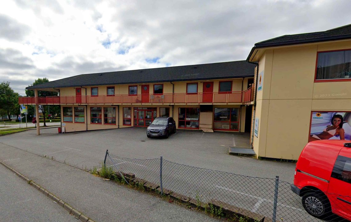 Masseslagsmålet i april i fjor fant sted på flere steder rundt dette bygget i Klepp sentrum i Rogaland. (Foto: Google.) Masseslagsmålet i april i fjor fant sted på flere steder rundt dette bygget i Klepp sentrum i Rogaland. (Foto: Google.)