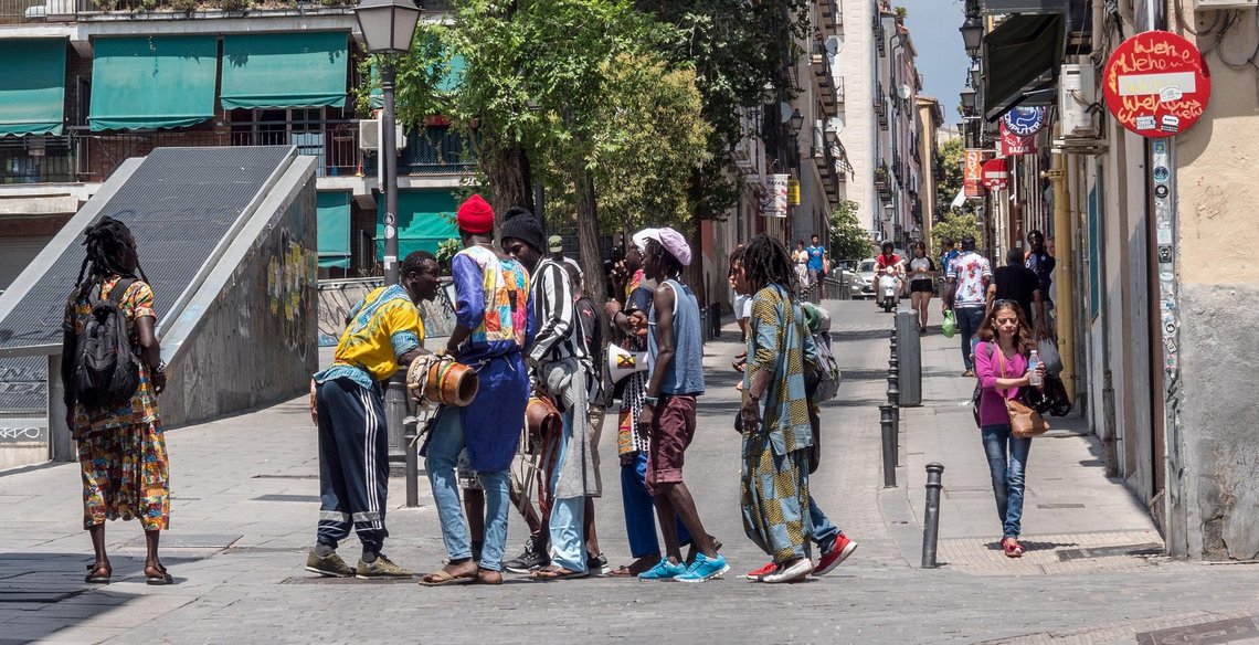 Dette bildet er ikke fra Afrika, men fra Spanias hovedstad Madrid. EU-kommisjonen later nok en gang som at de har tenkt å gjøre noe med den massive illegale innvandringen. Ingen tror på EU i dette spørsmålet. Foto: Pixabay Dette bildet er ikke fra Afrika, men fra Spanias hovedstad Madrid. EU-kommisjonen later nok en gang som at de har tenkt å gjøre noe med den massive illegale innvandringen. Ingen tror på EU i dette spørsmålet. Foto: Pixabay