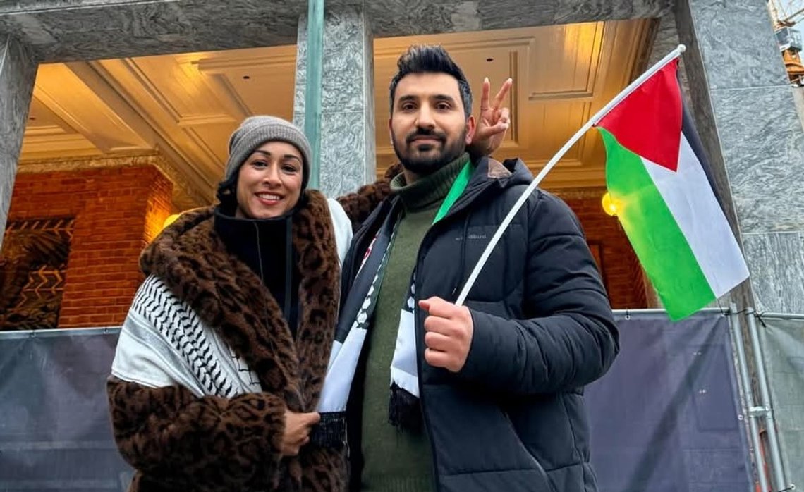 Årets 17. maikomiteleder, Siavash Mobasheri, heiste det palestinske flagget foran Oslo rådhus, sammen med Sofia Rana, 29. november 2024. Skjermdump fra hans Facebook. Årets 17. maikomiteleder, Siavash Mobasheri, heiste det palestinske flagget foran Oslo rådhus, sammen med Sofia Rana, 29. november 2024. Skjermdump fra hans Facebook.