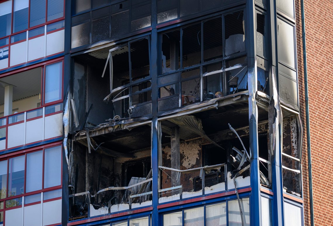8. september 2024: Balkonger i en boligblokk i Tornfalksgatan i Söderkulla i Malmö utbrent etter en voldsom brann. Det er mistanke om at brannen ble forårsaket av et batteri som sto til lading. Foto: Johan Nilsson, TT-NTB. 8. september 2024: Balkonger i en boligblokk i Tornfalksgatan i Söderkulla i Malmö utbrent etter en voldsom brann. Det er mistanke om at brannen ble forårsaket av et batteri som sto til lading. Foto: Johan Nilsson, TT-NTB.