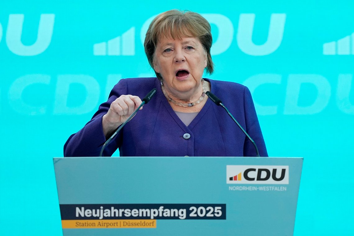 Tysklands tidligere forbundskansler Angela Merkel holder en tale under en mottakelse i Nordrhein-Westfalens kristeligdemokratiske union, CDU, i Düsseldorf, Tyskland, 18. januar 2025, i forkant av forbundsdagsvalget i februar. Foto: AP /Martin Meissner/NTB Tysklands tidligere forbundskansler Angela Merkel holder en tale under en mottakelse i Nordrhein-Westfalens kristeligdemokratiske union, CDU, i Düsseldorf, Tyskland, 18. januar 2025, i forkant av forbundsdagsvalget i februar. Foto: AP /Martin Meissner/NTB