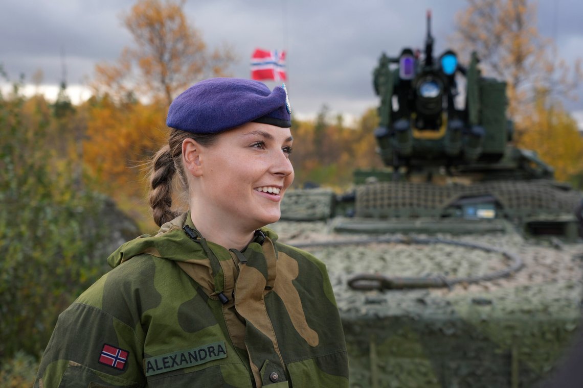 Kronprinsesse Ingrid Alexandra på en velkjent arbeidsplass for noen av oss, 2. Bataljon, Brigade Nord, militærleiren Skjold i Indre Troms. Er dette personen som kan redde kongehusets anseelse? Det vil vel fremtiden vise oss. Foto: Terje Pedersen / NTB Kronprinsesse Ingrid Alexandra på en velkjent arbeidsplass for noen av oss, 2. Bataljon, Brigade Nord, militærleiren Skjold i Indre Troms. Er dette personen som kan redde kongehusets anseelse? Det vil vel fremtiden vise oss. Foto: Terje Pedersen / NTB
